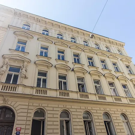 Apartment Spacious Downtown Apt #balcony @hipster Nbrhd *