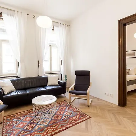 Spacious Downtown Apt #balcony @hipster Nbrhd