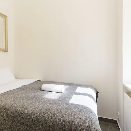 Spacious Downtown Apt #balcony @hipster Nbrhd Apartment *