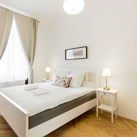 Spacious Downtown Apt #balcony @hipster Nbrhd Apartment