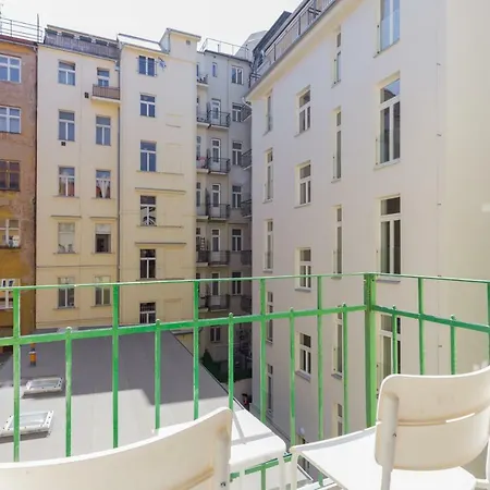 Spacious Downtown Apt #balcony @hipster Nbrhd Apartment